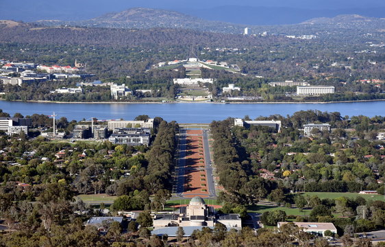 Panoramic view of Canberra, Australia in daytime from Mount Ainslie featuring the Australian War Memorial, Lake Burley Griffin, Molonglo River, Old Parliament House and New Parliament House.