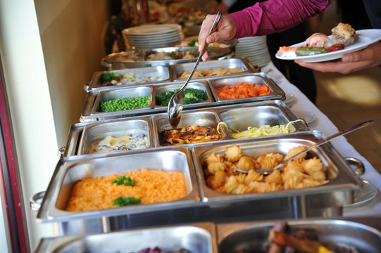 Menschen bedienen sich am Buffet Speisen Tafel restaurant Feier Catering