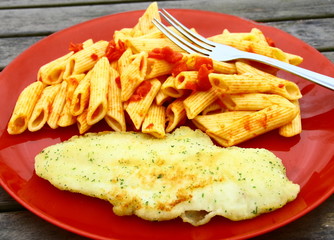 assiette de filet de poisson,pâtes 
