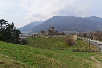 イタリアとスイスのチェントヴァッリ鉄道と教会