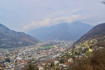 Fototapeta na wymiar イタリアとスイスのチェントヴァッリ鉄道と教会