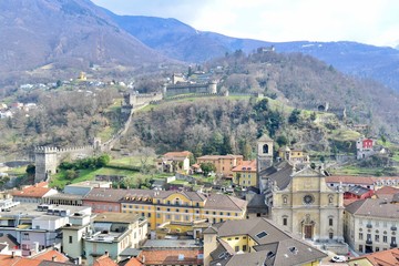 Naklejka premium イタリアとスイスのチェントヴァッリ鉄道と教会