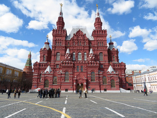 Obraz premium Tourists on Red square in Moscow. The building of the State historical Museum