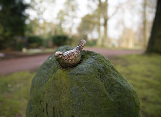 Ein Vogel auf dem Grabstein 