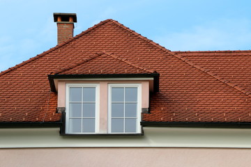 Obraz premium Roof and Chimney in Austria, Historisches Gebäude, Dachansicht, Ziegeldach mit Gaube und Schornstein