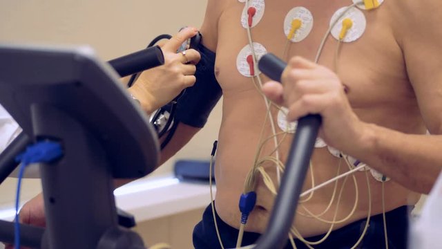 An old male patient pasess throught cardiac stress test.