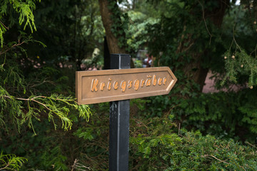 Wegweiser zu den Kriegsgräbern