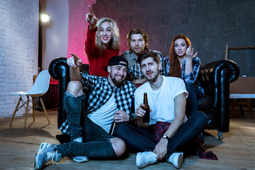 Obraz premium Friends watching a football match and drinking beer.