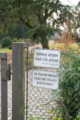 Schilder am Friedhofseingang