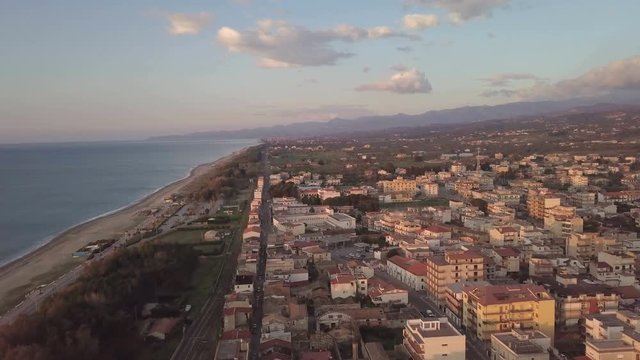 Citt&agrave; all'alba in Calabria. Vista aerea