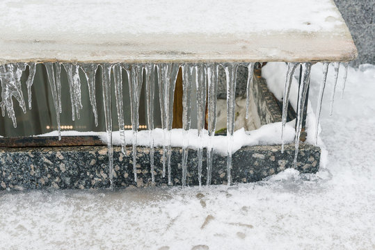 Icicles are very dangerous for people's life/ dangerous seasonal weather