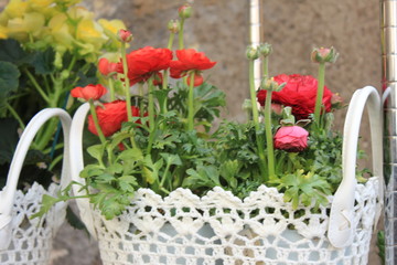 cestino bianco con fiori