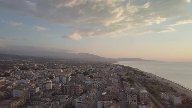Citt&agrave; all'alba in Calabria. Vista aerea