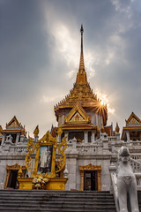 Fototapeta premium Wat Traimit - Temple of the Golden Buddha in China Town Bangkok, Thailand