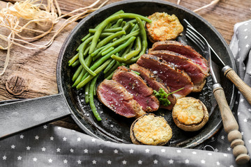 magret de canard, haricots verts et champignons farcis