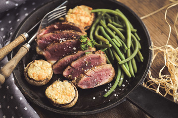 magret de canard, haricots verts et champignons farcis