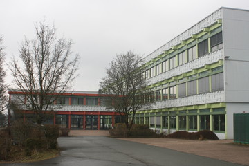 Fototapeta na wymiar Schulhaus, Schule, Schulgebäude, Schulpause, Pausenhof, Schulhof