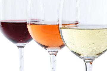 Wein Gläser Weingläser Weißwein Rotwein Rose selektiver Fokus freigestellt Freisteller