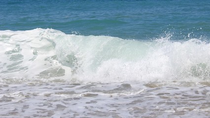 Волна с пеной на пляже
