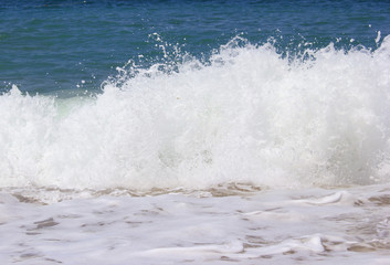 Волна с пеной на пляже