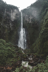 Incrivel e grandiosa cachoeira em meio a floresta densa