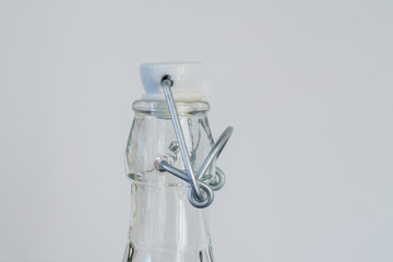 Verschluss auf Flasche - Glasflasche auf weiss