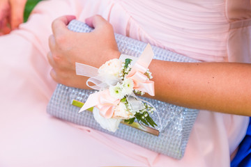 Obraz na płótnie Canvas bridesmaids flower bracelet
