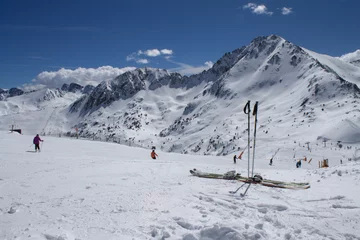 Fotobehang горные лыжи на склоне © eevlada