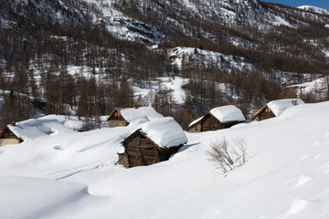 Montagnes et chalets sous la neige - Nevache - 
 Hautes-Alpes