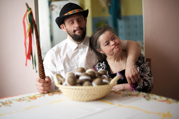 Down syndrome couple. Pâques. 