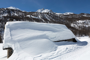 Montagnes et chalets sous la neige - Nevache - 
 Hautes-Alpes