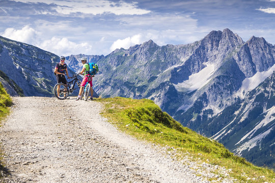 Mountainbiker auf der Tour in den Alpen