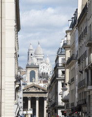 Le sacré-coeur vu depuis la rue Lafitte à Paris