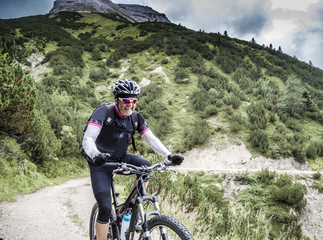 Mountainbiker auf der Tour in den Alpen