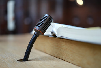 Mikrofon in ein Tisch oder Pult eingearbeitet mit Buch – Nahaufnahme mit selektiver Schärfe