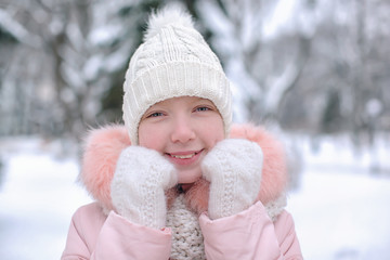 Obraz premium Cute girl in snowy park on winter vacation