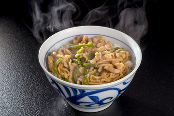 チンジャロース丼