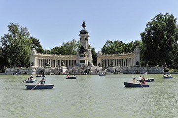 Fototapeta na wymiar Ausflugsboote vor dem Monument für Alfons XII., Parque del Buen Retiro Park, Madrid, Spanien, Europa