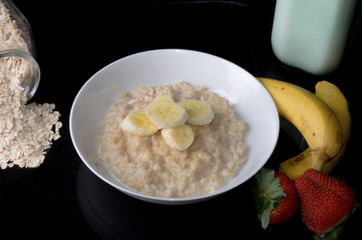 Desayuno saludable, Avena caliente casera con banana, fresas y miel
