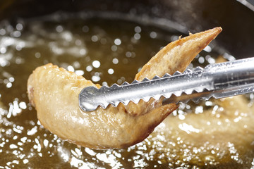 手羽先　Tebasaki (chicken wing tip) 　揚げているシーン