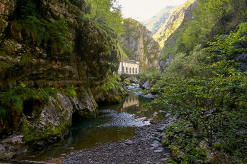 Fototapeta na wymiar Deep Gorge in the mountains of Italy.