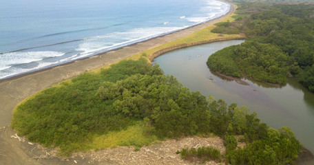 Luftbild: Fluss und Meer, Naturreservat Costa Rica