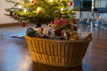 Verpackungsm&uuml;ll unter dem Christbaum