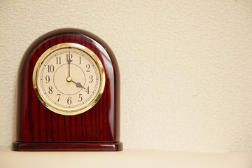 The time for table clock of the room is 4:00 