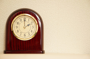 The time for table clock of the room is 2:00