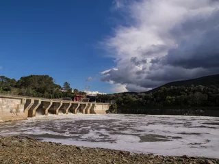Papier Peint photo Barrage Storm on Torrejón dam open. Monfragüe National Park. Cáceres, Extremadura, Spain.