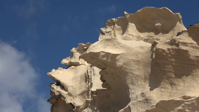 Vulkank&uuml;ste und Felsformationen an der Westk&uuml;ste von Fuerteventura, Vulkaninsel, Kanaren, 4K