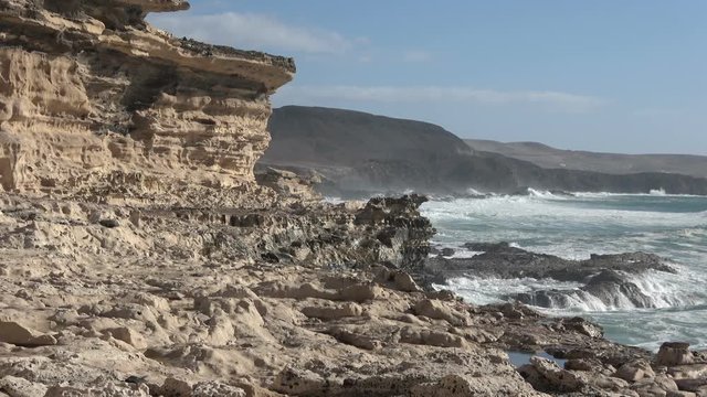 Vulkank&uuml;ste und Felsformationen an der Westk&uuml;ste von Fuerteventura, Vulkaninsel, Kanaren, 4K