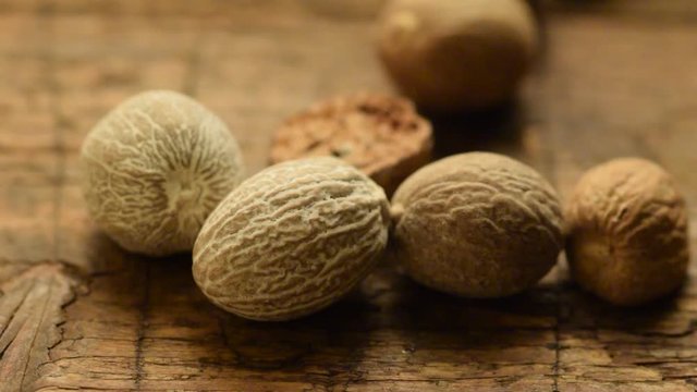 Myristica fragrans Muskatnussbaum Noce moscata Muscadier &Mu;&upsilon;&rho;&iota;&sigma;&tau;&iota;&kappa;ή &eta; &epsilon;&upsilon;ώ&delta;&eta;&sigmaf; video Arbre de la nou moscada जायफल का वृक्ष Nutmeg Mu&scaron;katno Muskaatboom orahovo drvo جوزة الطيب العطر