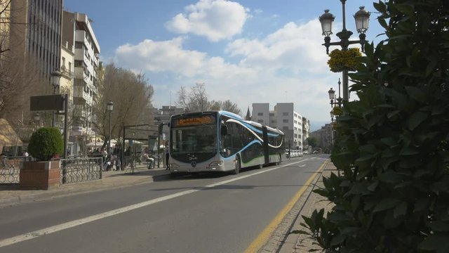 Bus stopped at Calle Acera del Darro